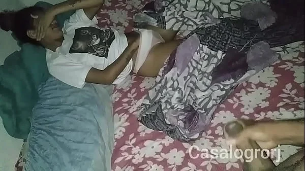 Flagrei minha enteada se masturbando para dormir,fudi a bucetinha inocente dela sem camisinha e gozei ...