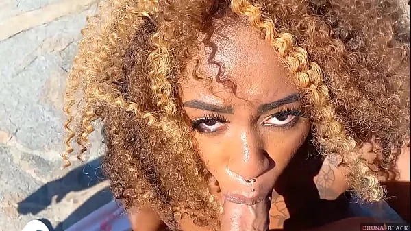 Bruna Black dá um show de sexo intenso na praia do nudismo  Rio de Janeiro  e atrai vários punheteiro que fica assistindo a danada sentar no pau. [sheer.com/brunablack]