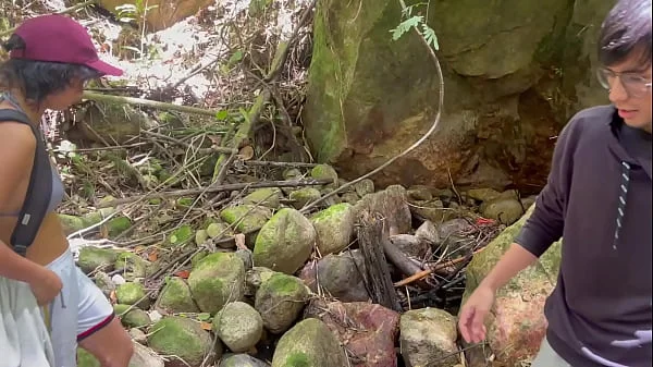 Le doy la mejor follada de su vida en la selva a linda chica desconocida a cambio de darle posada.