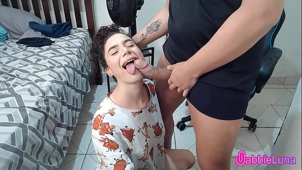 Novinha Putinha Mamando Gostoso até Ganhar Leitinho na Boca! Gabbie Luna