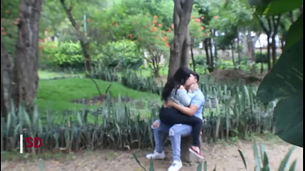 ESPIANDO A UNA PAREJA EN EL PARQUE PUBLICO